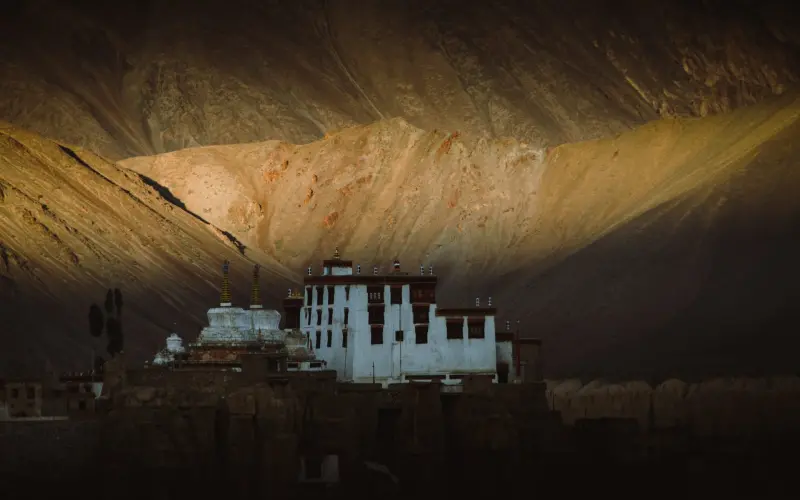 Grand Traverse: Motorcycling in Himalaya gallery image